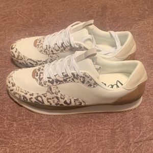 Brand new Very G sneakers